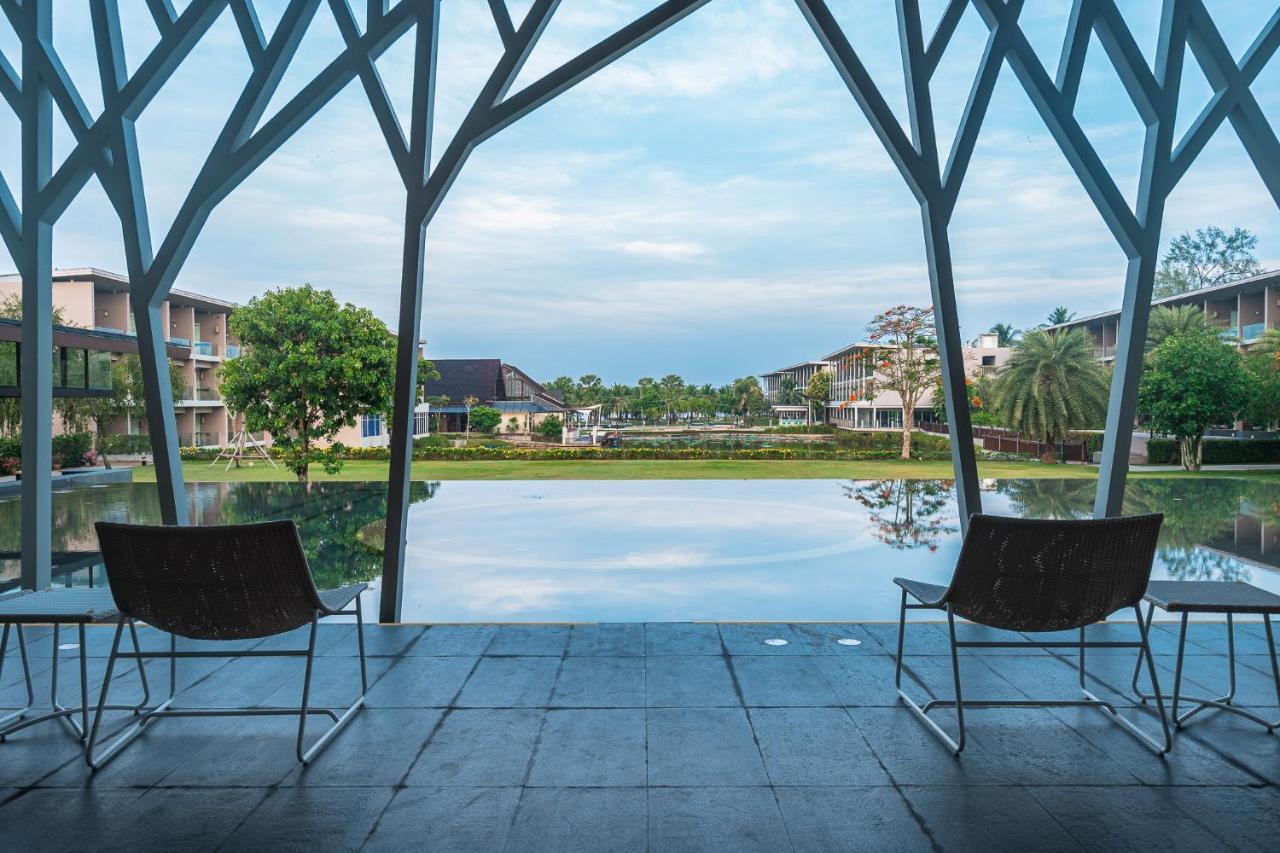 The Sands Khao Lak By Katathani - Sha Extra Plus Dış mekan fotoğraf View of the lake at the center of the campus