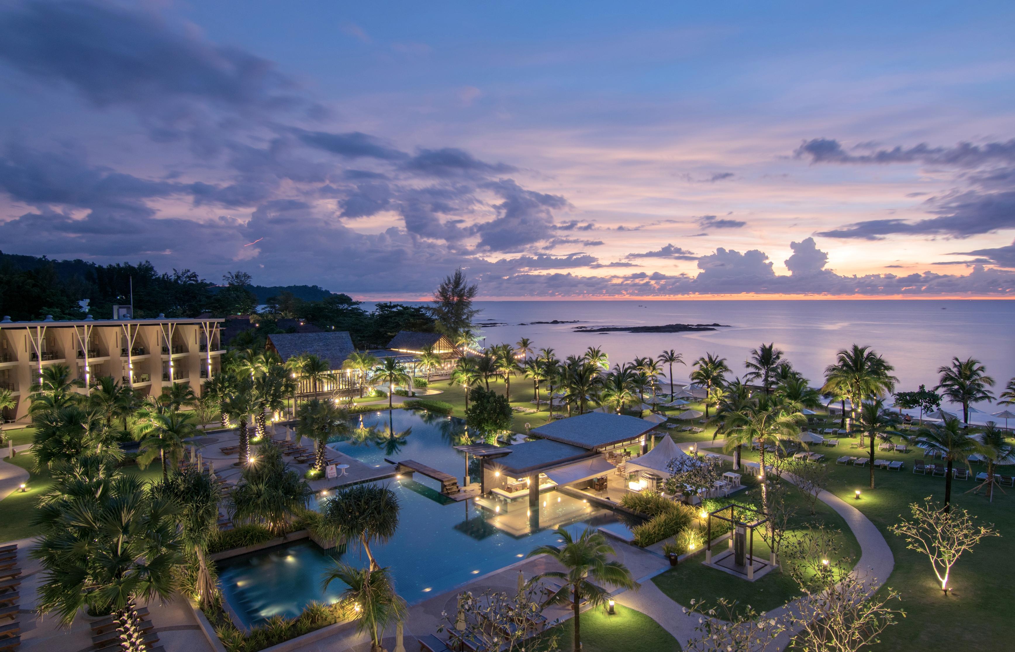 The Sands Khao Lak By Katathani - Sha Extra Plus Dış mekan fotoğraf The resort at sunset
